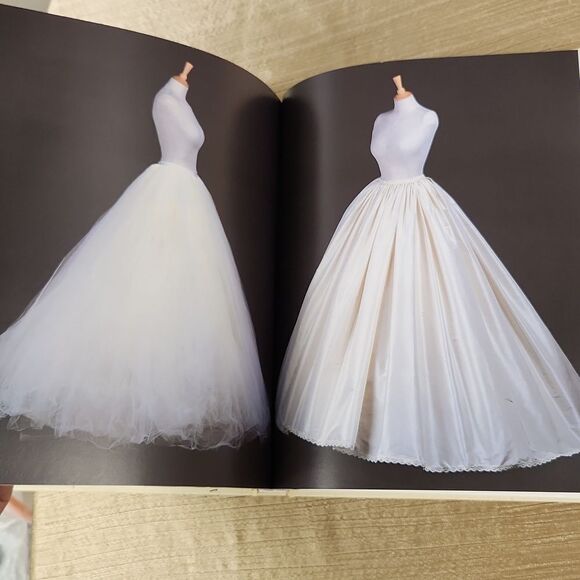 A Dress for Diana by Emanuel 1st Edition 2006 Hardback Book - Picture 7 of 11